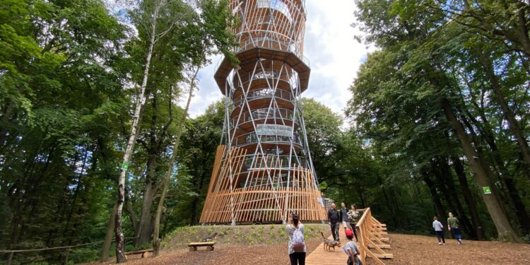 Pół miliona odwiedzających: wieża widokowa w Szczawnie-Zdroju bije rekordy popularności