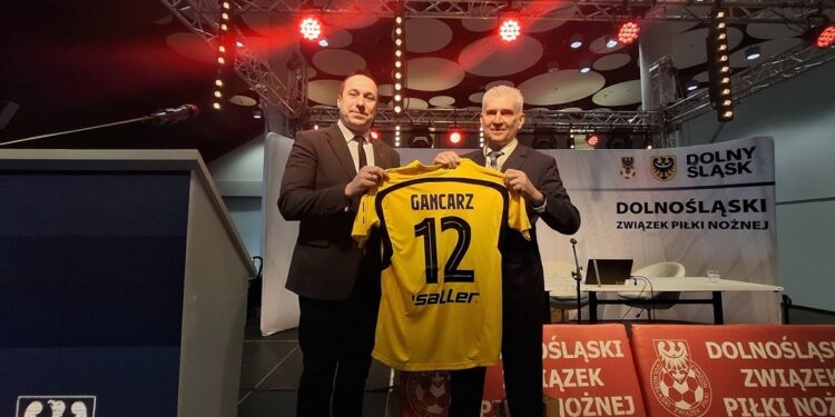 Marszałek Województwa Dolnośląskiego Paweł Gancarz podczas wyborów władz Dolnośląskiego Związku Piłki Nożnej