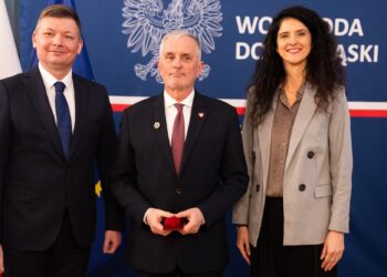 Roman Szełemej z honorową odznaką za zasługi na rzecz ochrony zdrowia. foto: duw.pl