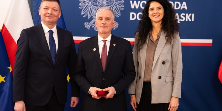 Roman Szełemej z honorową odznaką za zasługi na rzecz ochrony zdrowia. foto: duw.pl