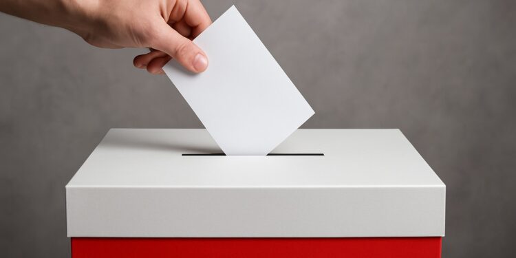 Mentzen i Nawrocki atakowani w anonimowych spotach, które promują Trzaskowskiego. Trop prowadzi do służb?