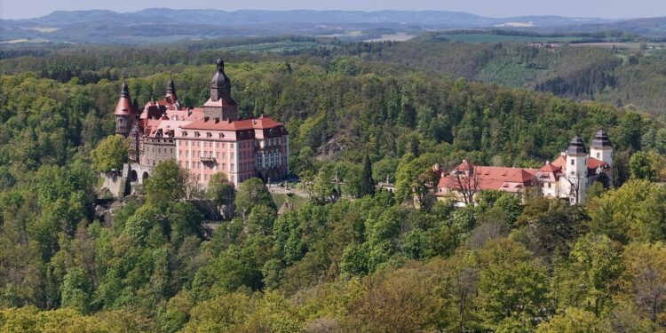 Zamek Książ Pomnikiem Historii. Decyzja Prezydenta Andrzeja Dudy wyróżnia Wałbrzych.