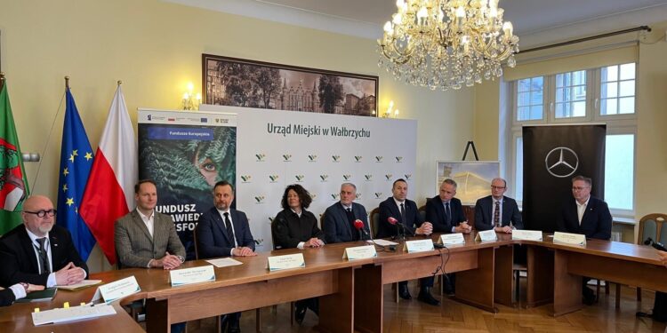 Spotkanie dotyczące podpisania umowy na zakup autobusów wodorowych dla Wałbrzycha. Fot. Facebook Paweł Gancarz